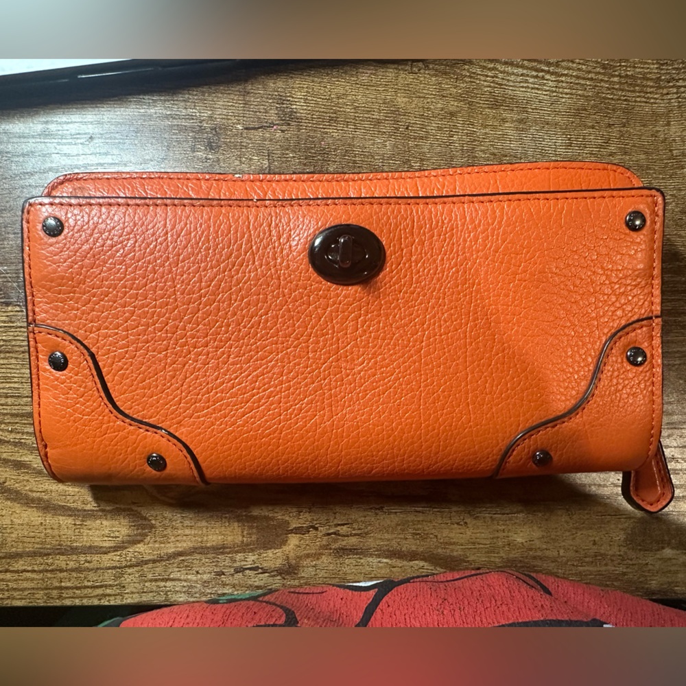 Coach wallet!🧡💳💋